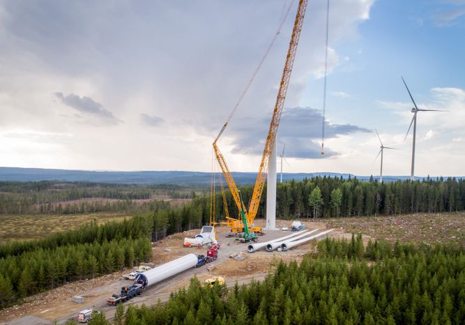 Installation of wind turbines, Lehtirova wind farm, 147 MW, Sweden (photo: Joakim Lagerkrantz)