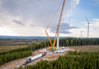 Installation av vindkraftverk, Lehtirova vindpark, 147 MW, Sverige (foto: Joakim Lagerkrantz)