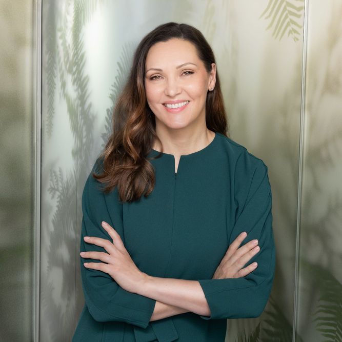 Ulla Rask, sv: Kommunikationsdirektör
fi: Viestintäjohtaja
en: Communications Director