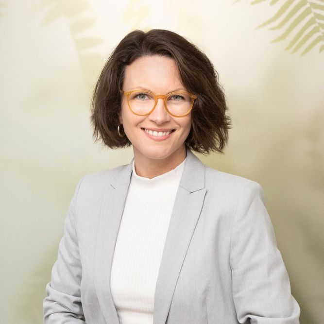 Lyydia Kilpi, fi:  Yhteiskuntasuhdejohtaja
sv: Chef för samhällskontakter
