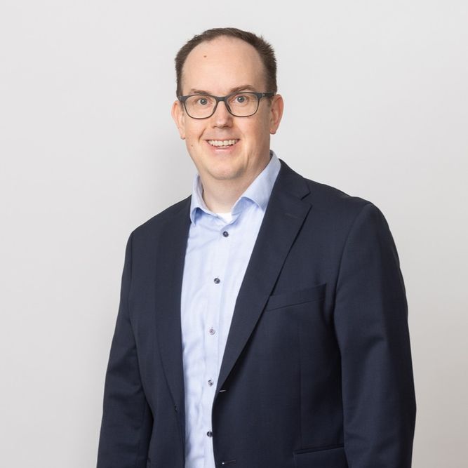 Veli-Pekka Alkula, sv: Landschef
fi: Maajohtaja
et: Soome ja Baltimaade piirkonna juht