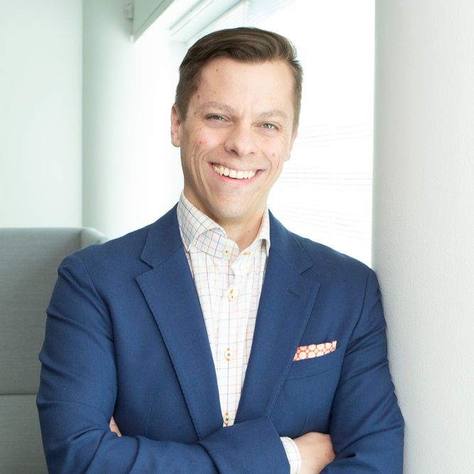 Jussi Pöyhönen, sv: Kraftnätsanslutningar
fi: Verkkoliitynnät
